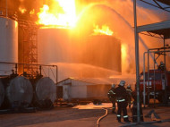 На пылающей нефтебазе под Киевом прогремел мощный взрыв, погибли пожарные — Аваков (фото, видео)