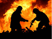 Пожар на нефтебазе под Киевом: 6 пожарных госпитализированы, еще с двумя нет связи