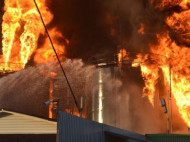 Пожар на нефтебазе под Киевом распространяется. Госпитализированы 12 человек (обновлено, видео)