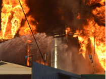 Пожар на нефтебазе под Киевом распространяется. Госпитализированы 12 человек