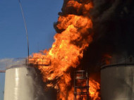 К горящей нефтебазе стягивают противопожарные танки — Полторак