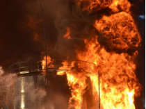 На горящей нефтебазе под Киевом снова прогремел взрыв