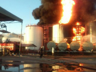 Специалисты советуют не тушить пожар на нефтебазе под Киевом — Аваков