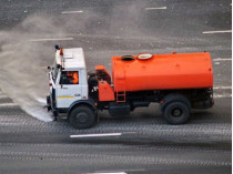 В Киеве спецтехника смывает токсичные вещества c дорог из-за пожара на нефтебазе