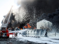 На горящей под Киевом нефтебазе потушили еще один резервуар