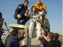 Космонавты покидают посадочный модуль