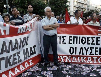 Участники демонстрации в Афинах