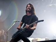 Солист рок-группы Foo Fighters Дэйв Грол сломал ногу во время концерта в Гетеборге (фото, видео)