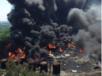 Спасатели готовятся к пенным атакам на горящей нефтебазе под Киевом