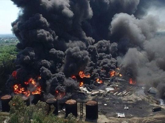 Спасатели готовятся к пенным атакам на горящей нефтебазе под Киевом