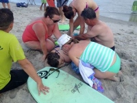 Пострадавшей девочке оказывают помощь прямо на пляже