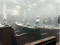 Зал заседаний парламента в дыму