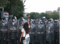 Участница демонстрации уговаривает полицейских пропустить митингующих к президенту