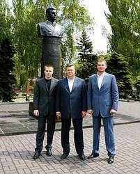 Акция оппозиции: Ющенко подарили каску, а Януковичу - гарбузы