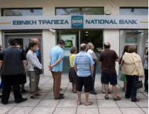 Очередь к банкомату в Афинах