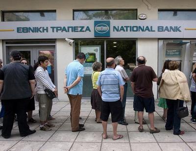 Очередь к банкомату в Афинах