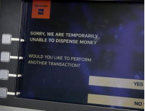 Монитор банкомата с извинениями о невозможности выдать наличные