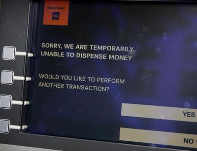 Монитор банкомата с извинениями о невозможности выдать наличные