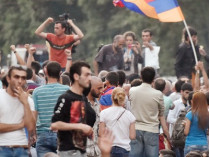 Раскол среди протестующих на проспекте Маршала Баграмяна