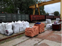 В оккупированную Донетчину контрабандисты везли 100 тонн напитков, присыпав товар шлаком (фото)