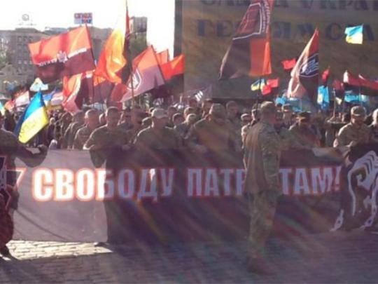В центре Киева проходит марш добровольческих батальонов