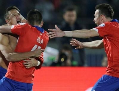 Футболисты сборной Чили радуются забитому голу