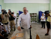 Министр финансов Греции Янис Варуфакис голосует на референдуме