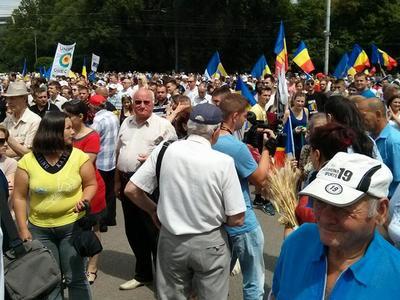 Участники митинга в Кишиневе