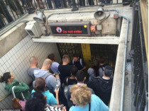 Люди толпятся у входа на станцию метро