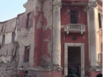 Разрушенный взрывом фасад консульства Италии