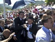 Премьер-министра Сербии забросали камнями и бутылками в Сребренице (видео)