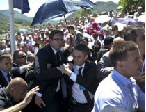 Александр Вучич спешно покидает церемонию на кладбище в Сребренице