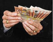 Отпраздновав получение наследства, пьяный британец начал раздавать банкноты евро в аэропорту мальорки