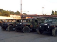 В Одессу доставили 100 бронированных внедорожников Humvee для украинских военных (фото)