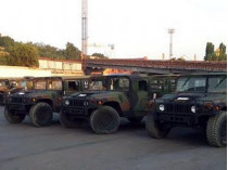 В Одессу доставили 100 бронированных внедорожников Humvee для украинских военных (фото)