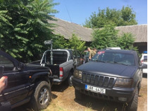 Депутаты осмотрели в Мукачево пострадавшие машины «Правого сектора» и милиции (фото)