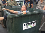 В Одессе активисты «люстрировали» чиновника посредством мусорного бака (фото)