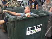 Алексей Косьмин в мусорке