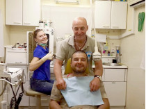 Стоматологи-волонтеры, работающие на передовой, поставили бойцу… жовто-блакитну пломбу 