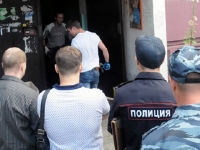 Из квартиры в Нижнем Новгороде выносят останки убитых