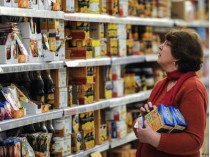 Российская пенсионерка в супермаркете