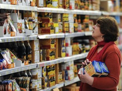 Российская пенсионерка в супермаркете