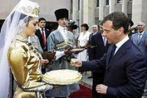 В столице южной осетии президента россии дмитрия медведева встречали пирогами, шашлыками и вином