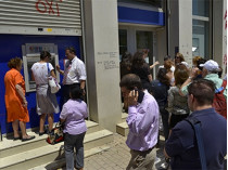 Очередь перед банкоматом в Афинах