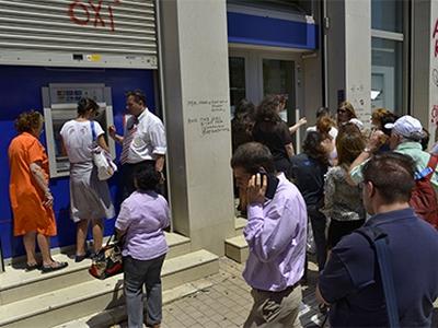 Очередь перед банкоматом в Афинах
