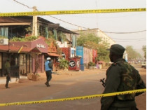 Военные охраняют отель в Мали