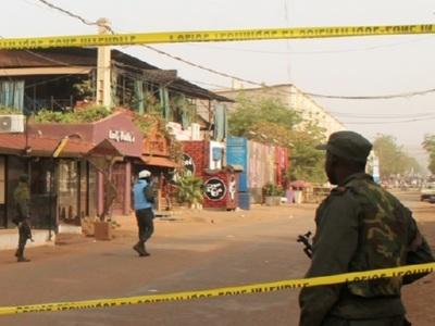 Военные охраняют отель в Мали