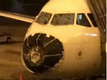 Поврежденный градом самолет стекло в кабине пилотов и носовой обтекатель