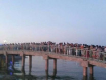 Люди стоят на мосту в Ургенче за несколько минут до обрушения