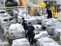 Сотрудники Береговой охраны США охраняют конфискованный кокаин